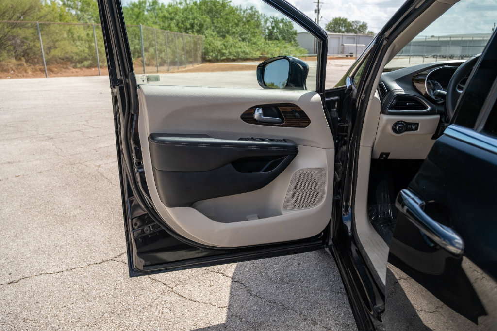 Used 2024 Chrysler Pacifica Limited FWD image 11