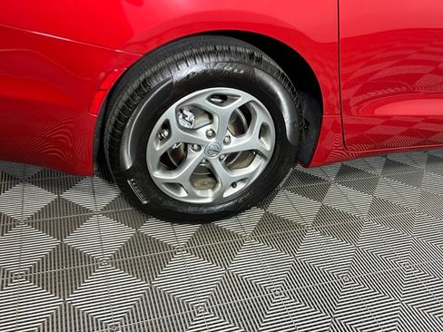 Certified 2024 Chrysler Pacifica Limited image 28