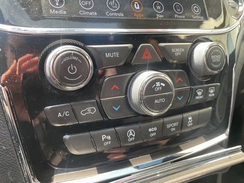 Certified 2022 Jeep Grand Cherokee Laredo X image 29