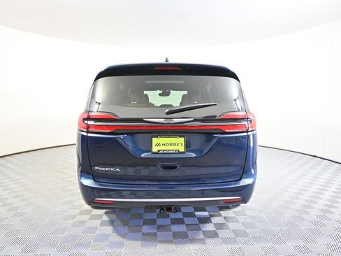 Used 2025 Chrysler Pacifica Pinnacle w/ Trailer Tow Group FWD image 5