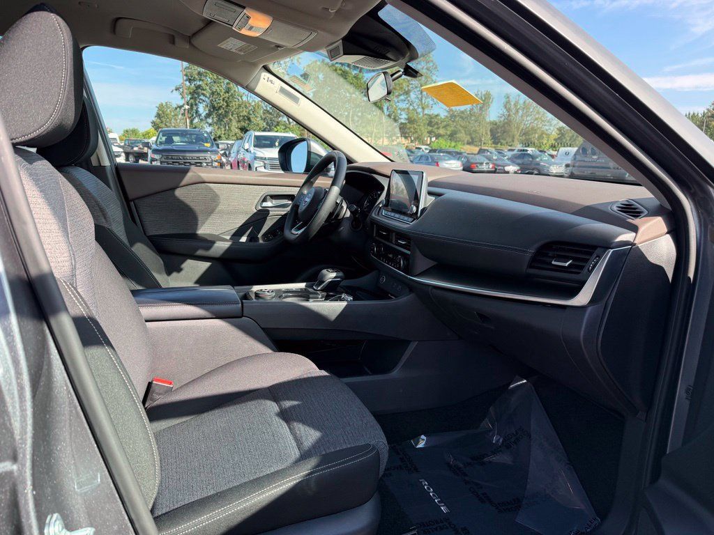 Used 2023 Nissan Rogue SV AWD/4WD image 15