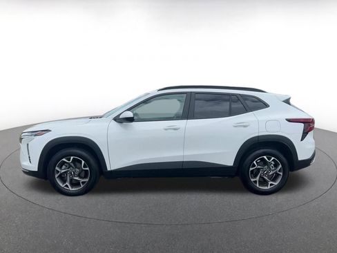 Used 2025 Chevrolet Trax LT FWD image 9