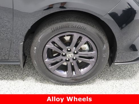 Used 2024 Toyota Sienna XLE Woodland Edition image 5