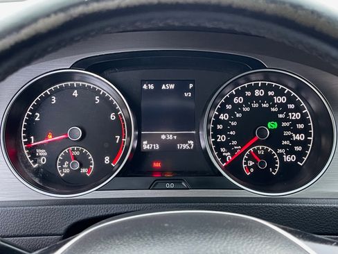 Used 2016 Volkswagen Golf S image 28