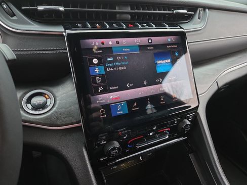 Used 2025 Jeep Grand Cherokee L Limited image 17