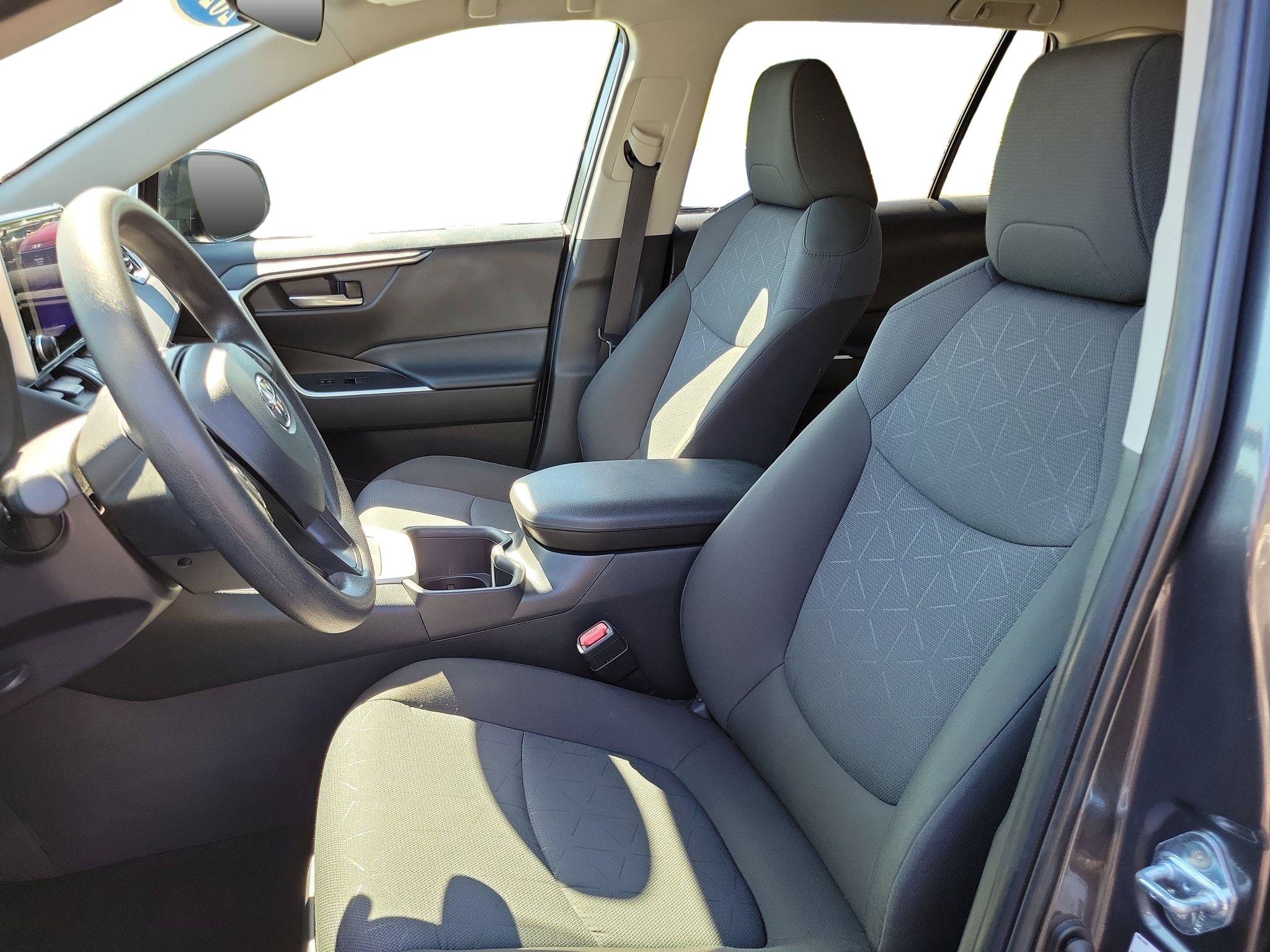 Used 2025 Toyota RAV4 XLE FWD image 5