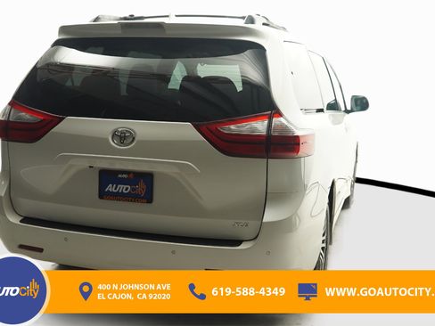 Used 2018 Toyota Sienna XLE w/ XLE Navigation Package FWD image 10