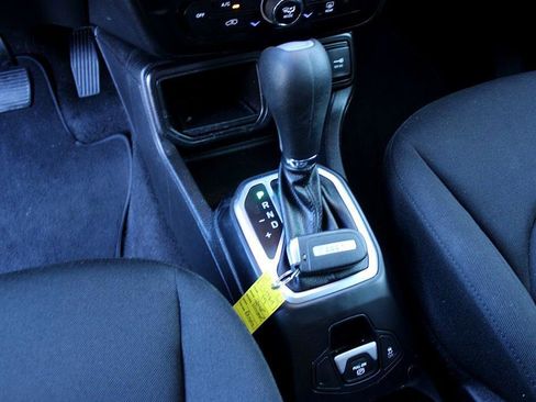 Used 2019 Jeep Renegade Latitude w/ Popular Equipment Group image 12