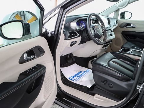 Used 2022 Chrysler Pacifica Touring-L image 3