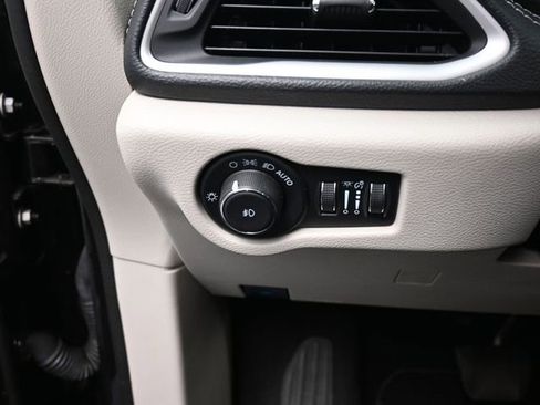 Used 2023 Chrysler Pacifica Touring-L FWD image 19