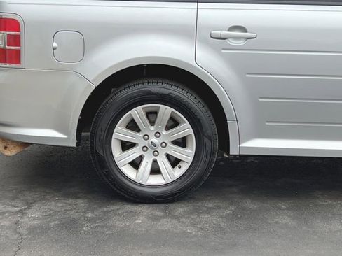 Used 2011 Ford Flex SE image 21