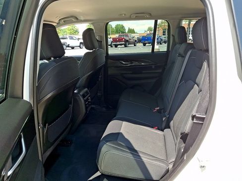 Used 2023 Jeep Grand Cherokee Laredo AWD/4WD image 10