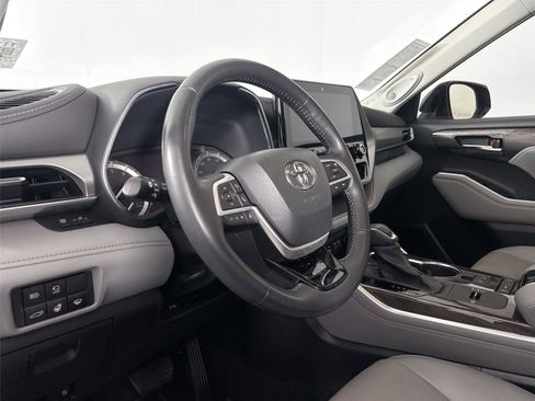 Used 2022 Toyota Highlander Platinum FWD image 4