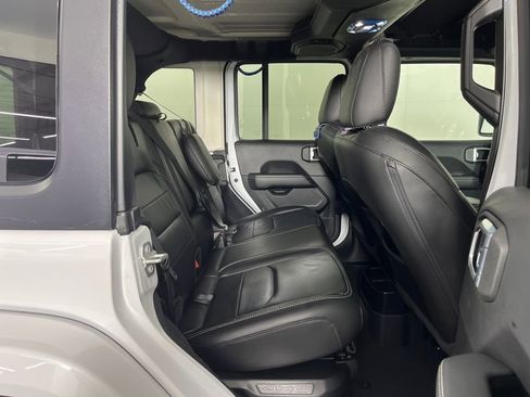 Used 2022 Jeep Wrangler Unlimited Sahara AWD/4WD image 15