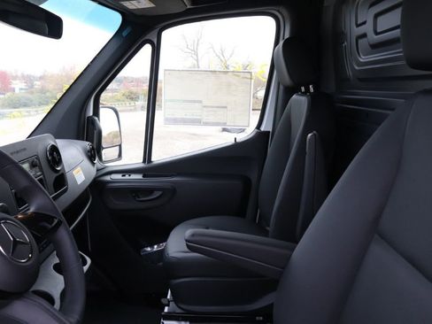 Used 2025 Mercedes-Benz Sprinter 2500 image 59