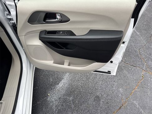 Used 2024 Chrysler Pacifica Touring-L image 14