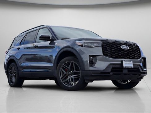 Used 2025 Ford Explorer ST-Line w/ ST-Line Street Pack image 2