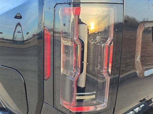 Used 2025 GMC Hummer EV 2X image 35