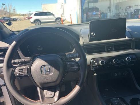 Certified 2025 Honda Pilot TrailSport image 12