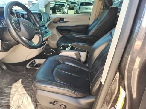 Used 2018 Chrysler Pacifica Touring-L FWD image 14
