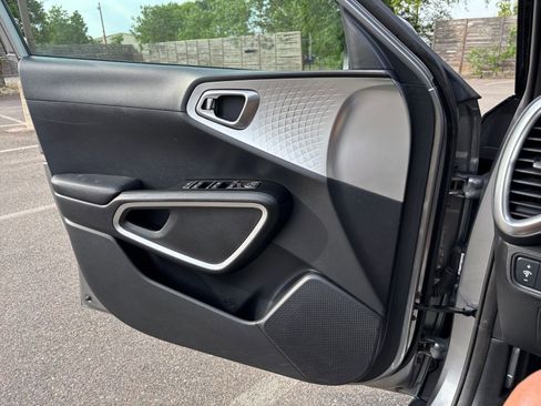Used 2025 Kia Soul LX w/ LX Technology Package FWD image 18