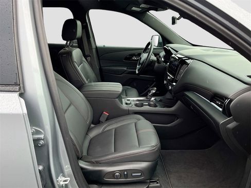 Used 2023 Chevrolet Traverse RS image 30
