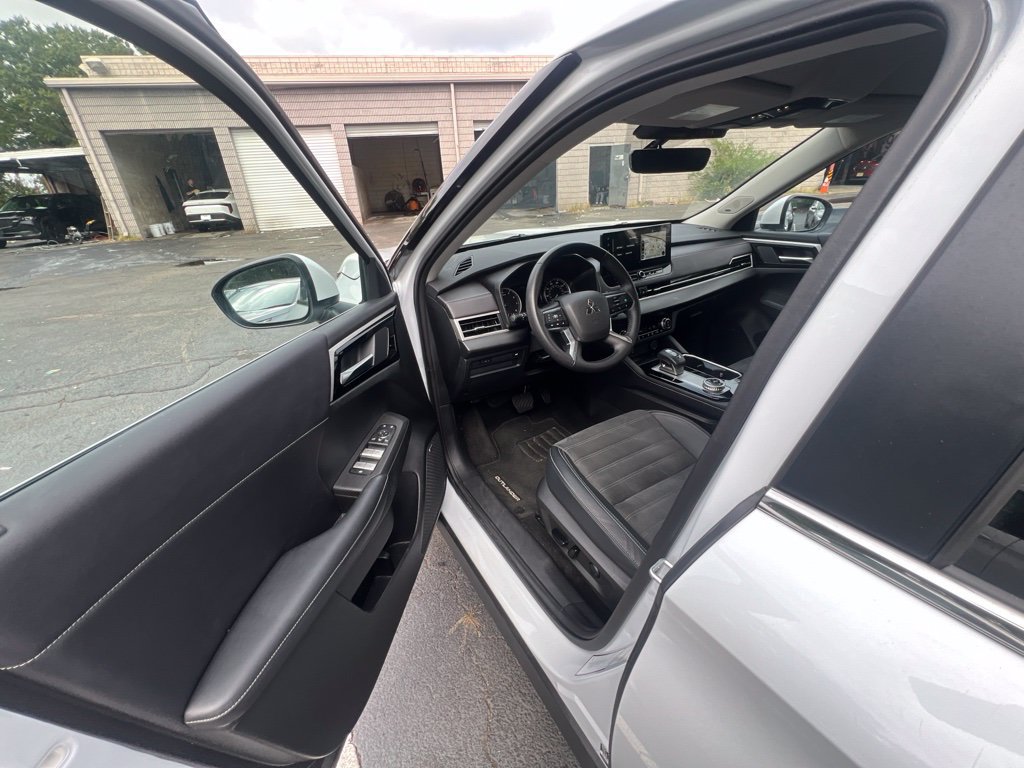 Used 2025 Mitsubishi Outlander SE AWD/4WD image 2