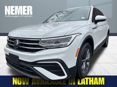 Used 2022 Volkswagen Tiguan SE w/ Panoramic Sunroof Package