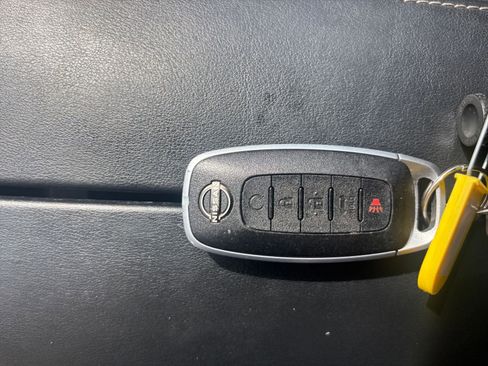 Used 2025 Nissan Rogue SV image 28