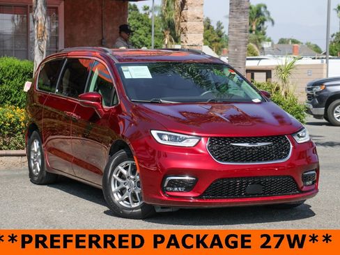 Used 2021 Chrysler Pacifica Touring w/ Uconnect Theater Family Group image 2