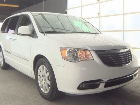 Used 2016 Chrysler Town & Country Touring w/ Driver Convenience Group FWD image 7