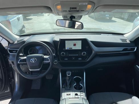 Used 2025 Toyota Highlander LE image 35