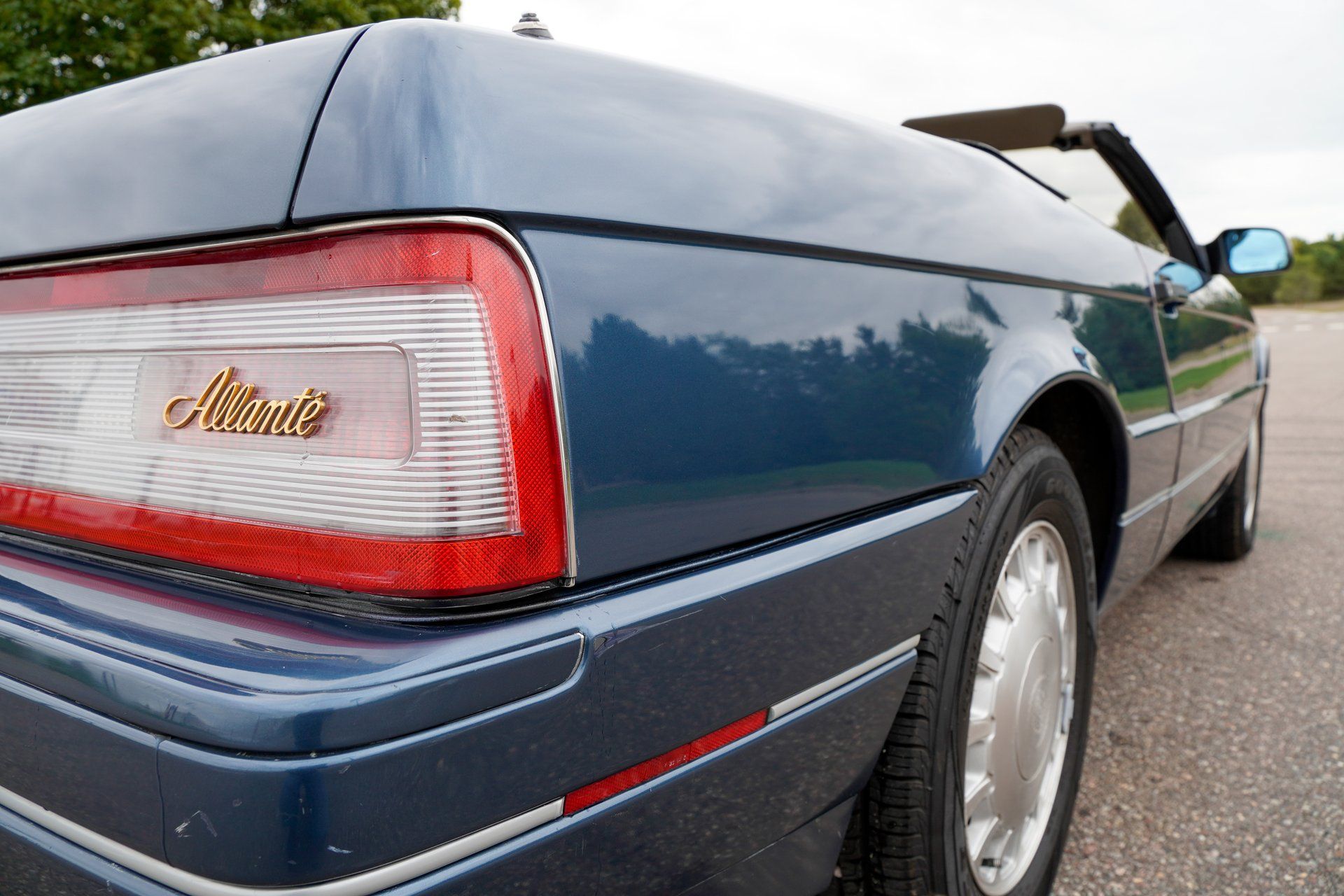 Used 1993 Cadillac Allante FWD image 32