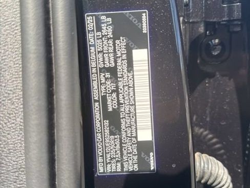 Certified 2025 Volvo XC40 B5 Plus AWD/4WD image 28