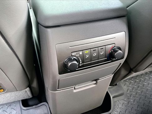 Used 2012 Toyota Highlander SE image 11