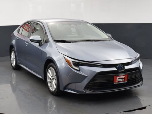 Used 2025 Toyota Corolla LE w/ LE Premium Package FWD image 7