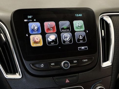 Used 2018 Chevrolet Malibu LT image 17