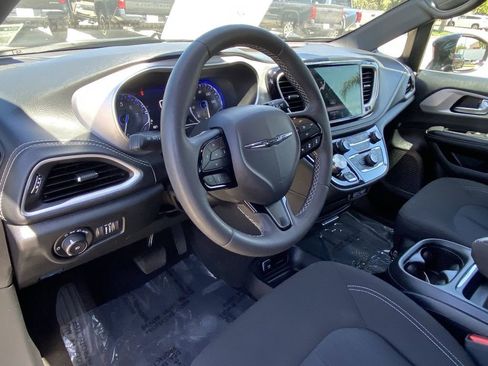 Used 2024 Chrysler Pacifica Touring FWD image 21