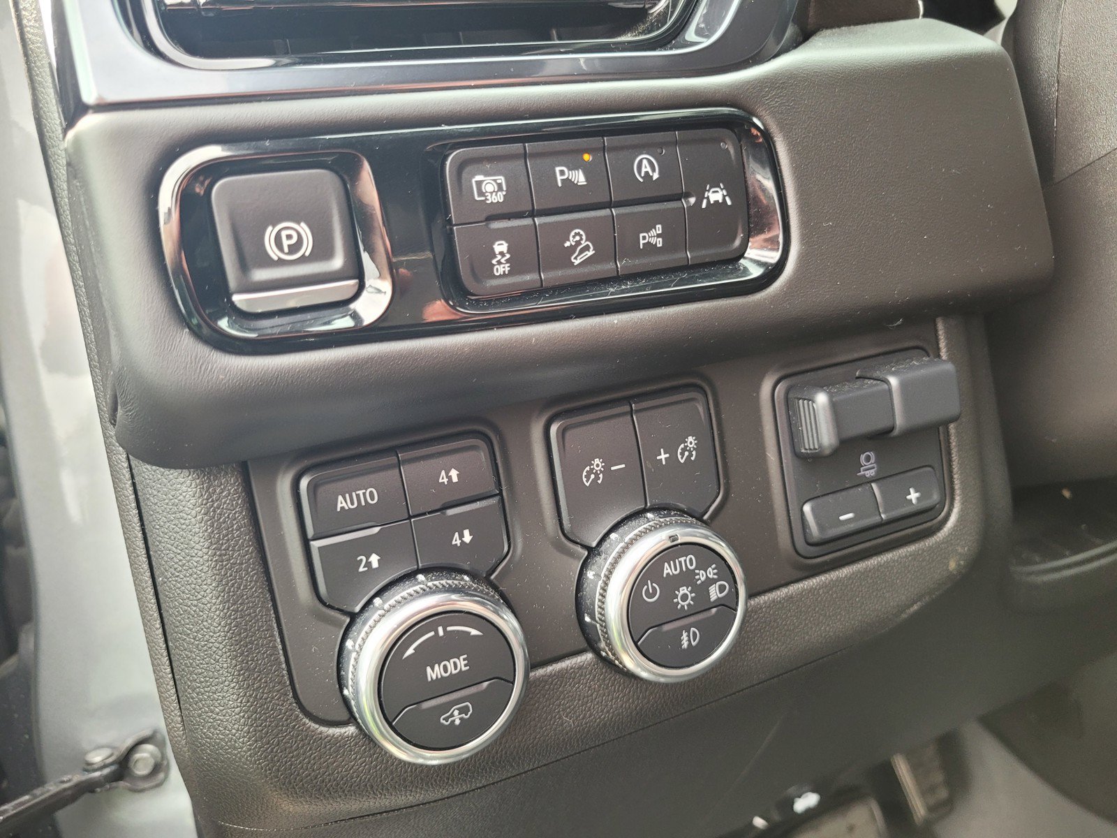 Used 2025 GMC Yukon AT4 Ultimate w/ LPO, Floor Liner Package AWD/4WD image 16