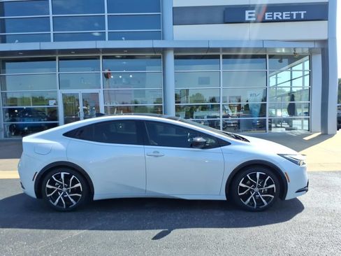Used 2023 Toyota Prius Prime Premium FWD image 3