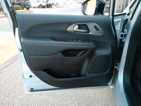 Used 2026 Chrysler Pacifica Select image 13