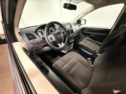 Used 2016 Dodge Grand Caravan SE w/ Quick Order Package 29E SE FWD image 2