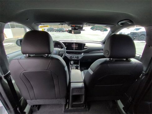 Used 2024 Buick Envista Preferred w/ Advanced Safety Package image 18