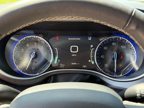 Used 2024 Chrysler Pacifica Touring-L image 24