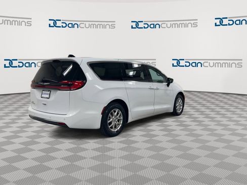 Used 2025 Chrysler Pacifica Select FWD image 8