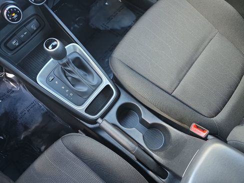 Used 2024 Hyundai Venue SE image 30