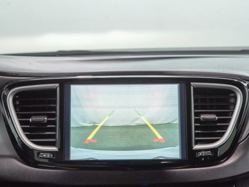 Used 2025 Chrysler Pacifica Select FWD image 29