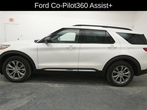 Used 2022 Ford Explorer XLT w/ Equipment Group 202A AWD/4WD image 4