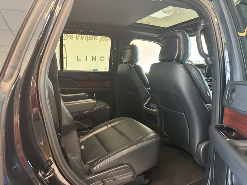 Certified 2024 Lincoln Navigator Premiere AWD/4WD image 9