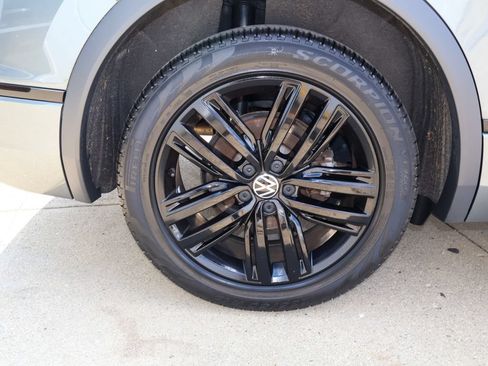 Used 2022 Volkswagen Tiguan SE R-Line AWD/4WD image 9